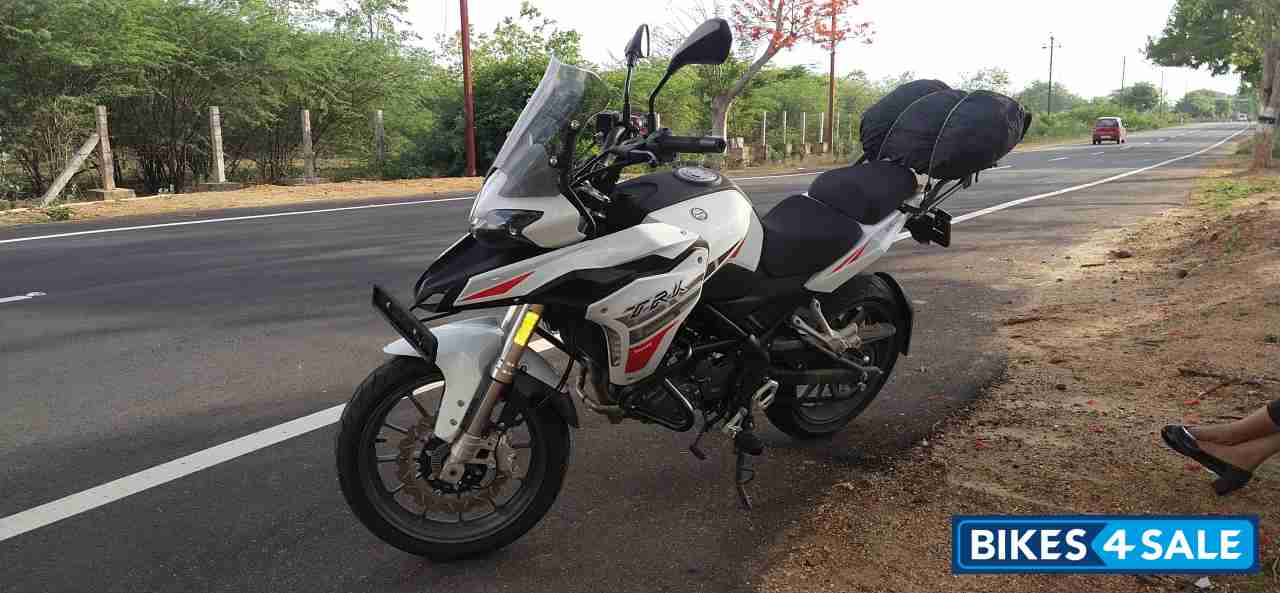 White Benelli TRK 251 White Benelli TRK 251