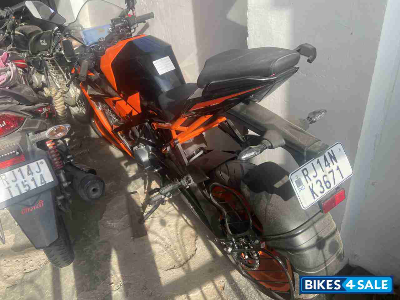 Ebony Black Met KTM RC 200