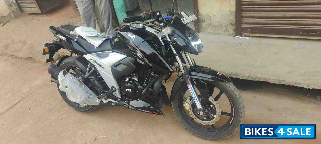 Black TVS Apache RTR 160 BS VI