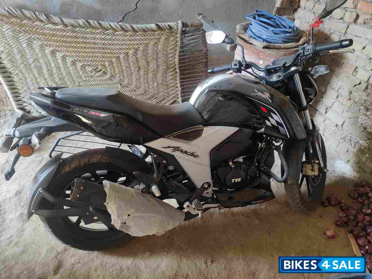 Black TVS Apache RTR 160 BS VI