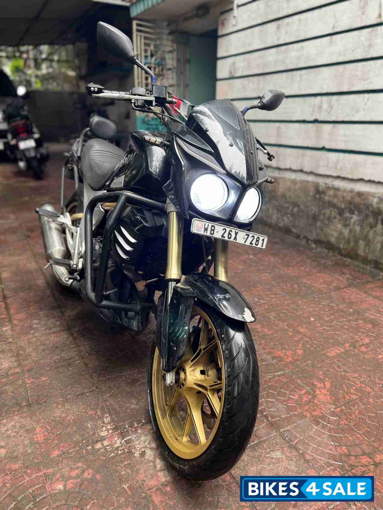Mahindra Mojo XT 300