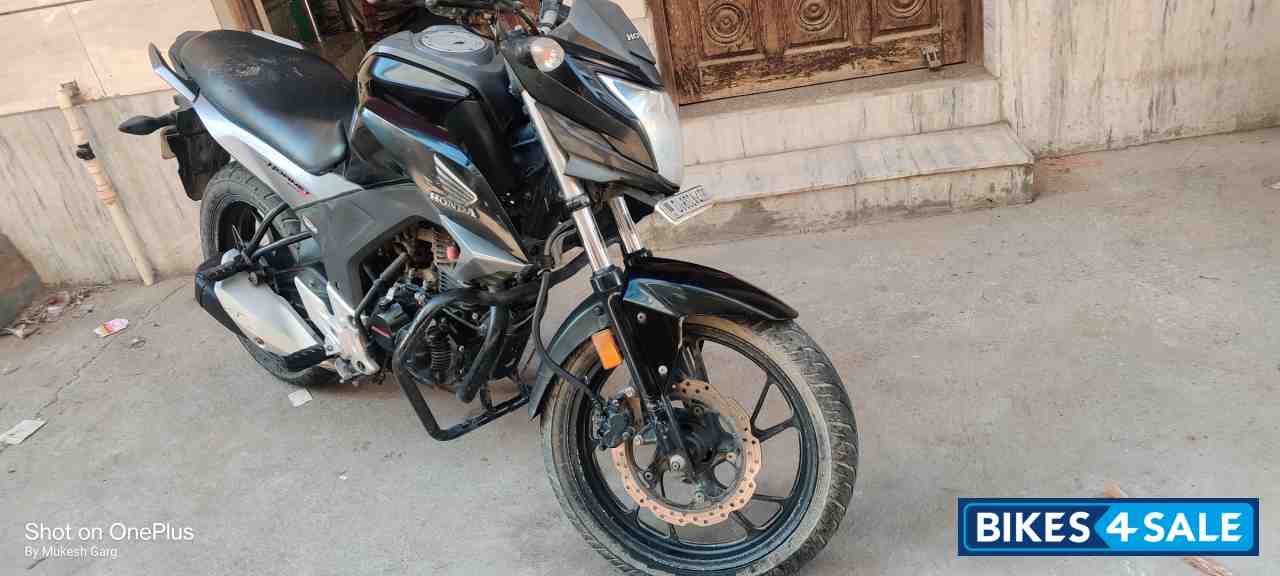 Black Honda CB Hornet 160R