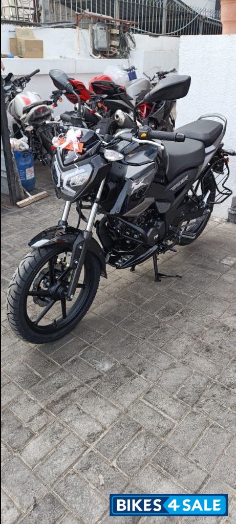 Black TVS Raider 125