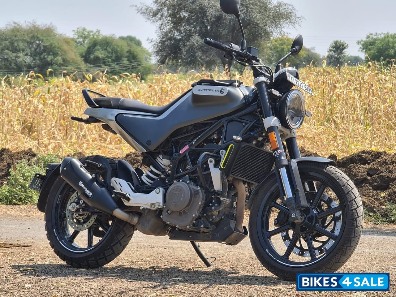 Grey Husqvarna Svartpilen 250