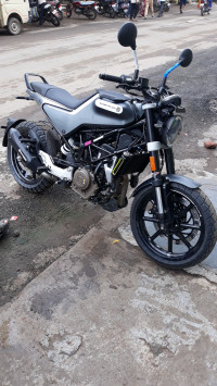 Grey Husqvarna Svartpilen 250