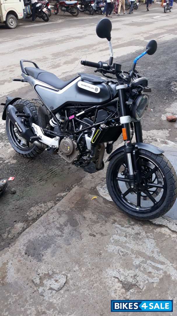 Grey Husqvarna Svartpilen 250