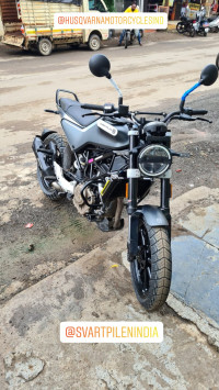 Grey Husqvarna Svartpilen 250