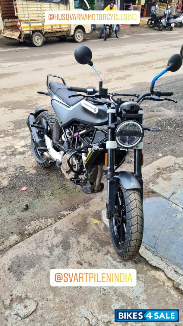 Grey Husqvarna Svartpilen 250