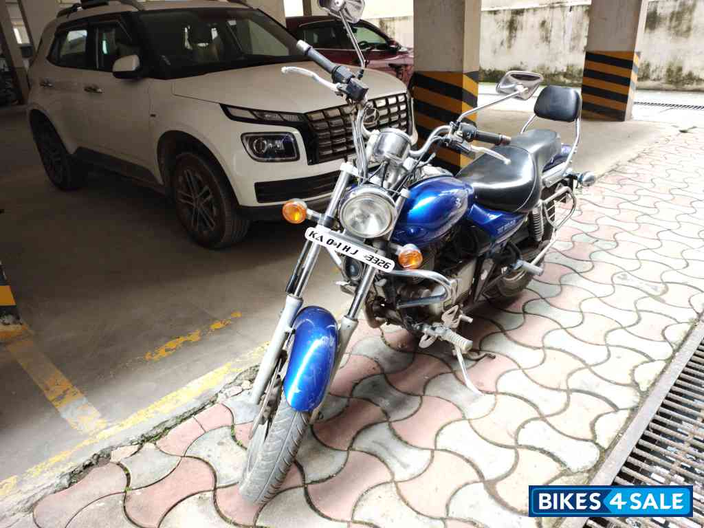 Blue Bajaj Avenger 220 DTS-i
