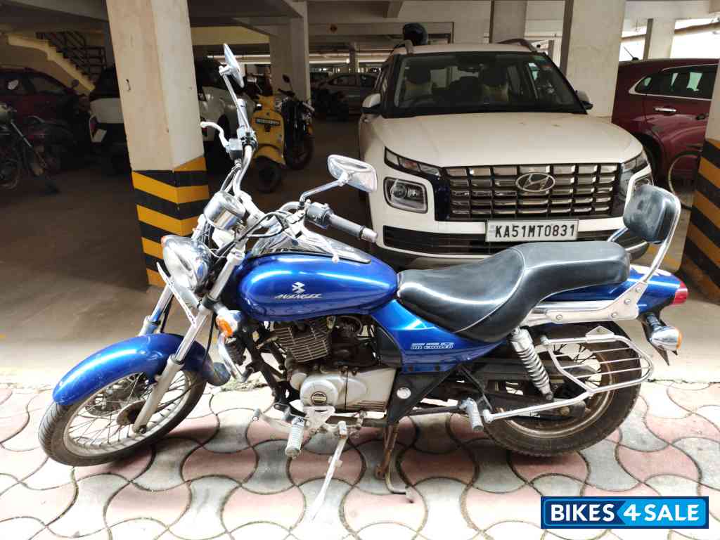Blue Bajaj Avenger 220 DTS-i