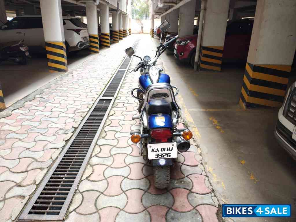 Blue Bajaj Avenger 220 DTS-i