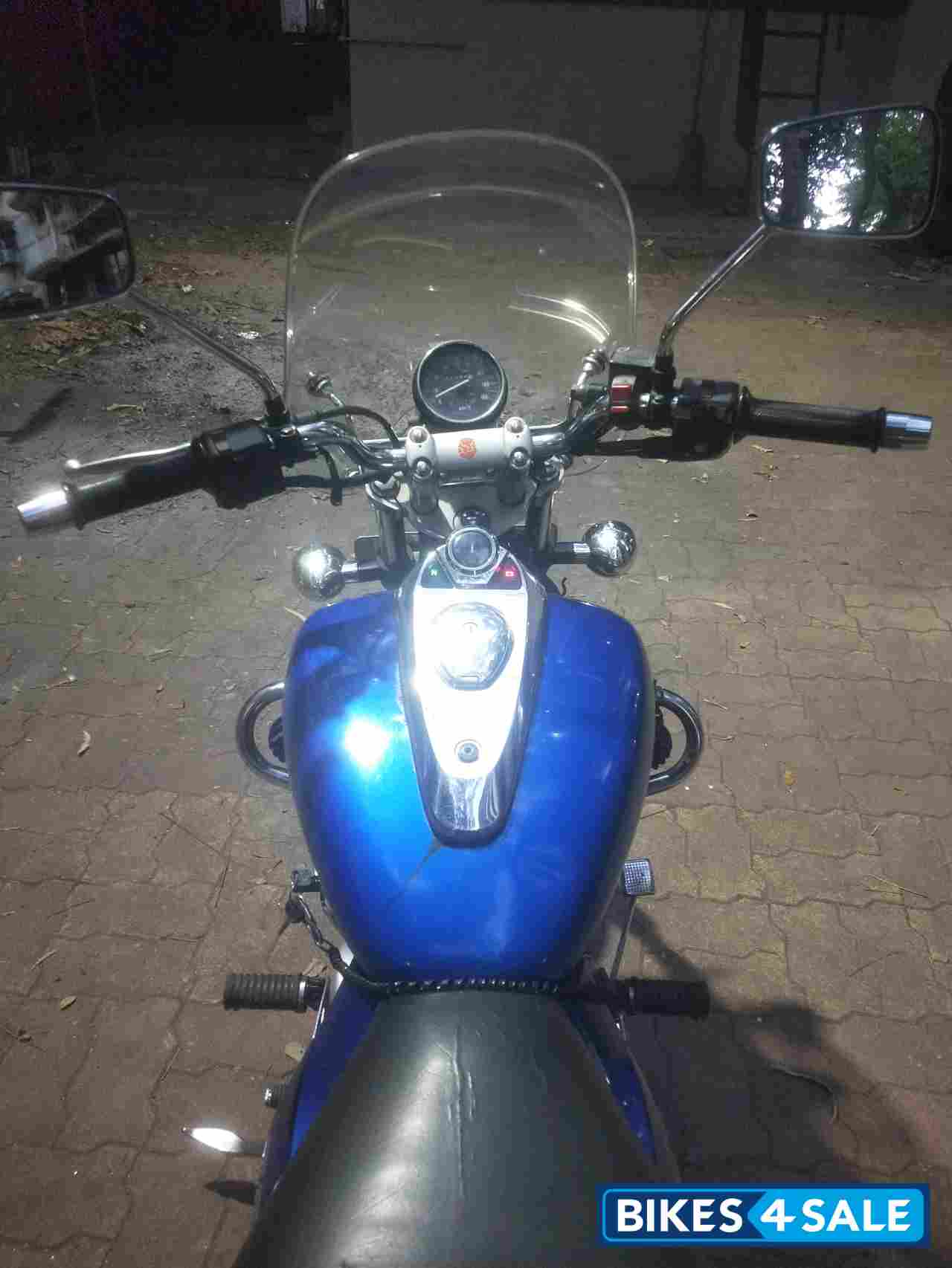 Blue Bajaj Avenger 220 DTS-i