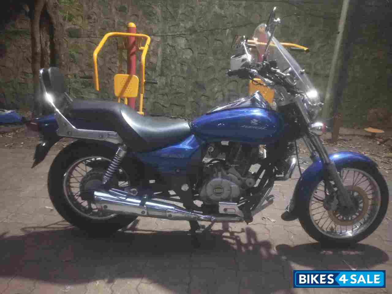 Blue Bajaj Avenger 220 DTS-i