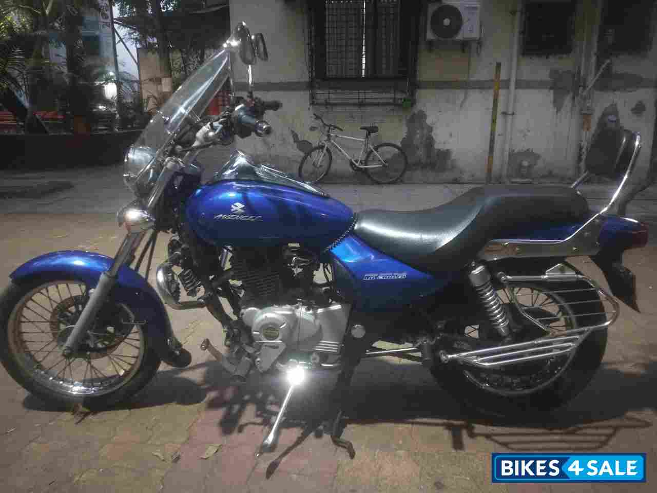 Blue Bajaj Avenger 220 DTS-i