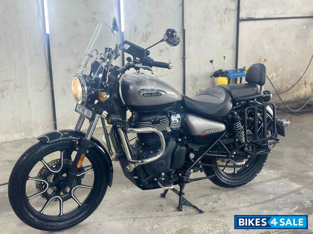 Silver Royal Enfield Meteor 350 Supernova