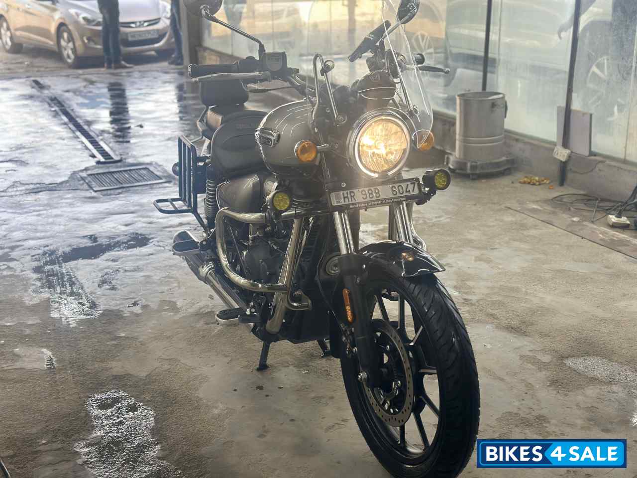 Silver Royal Enfield Meteor 350 Supernova