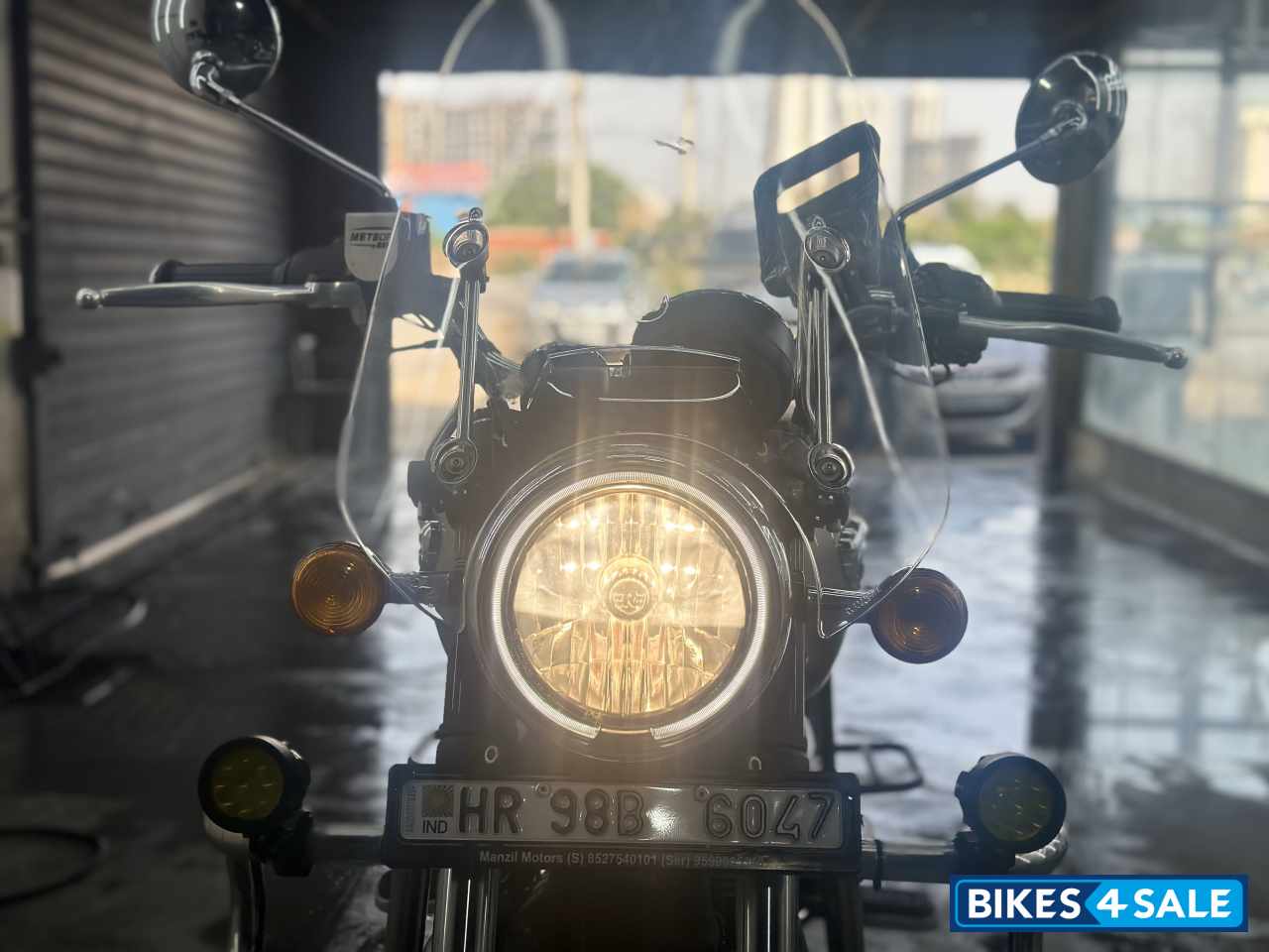 Silver Royal Enfield Meteor 350 Supernova