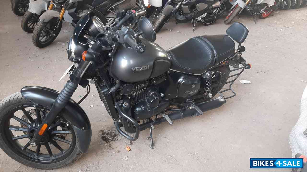 Yezdi Roadster Dark Yezdi Roadster Dark