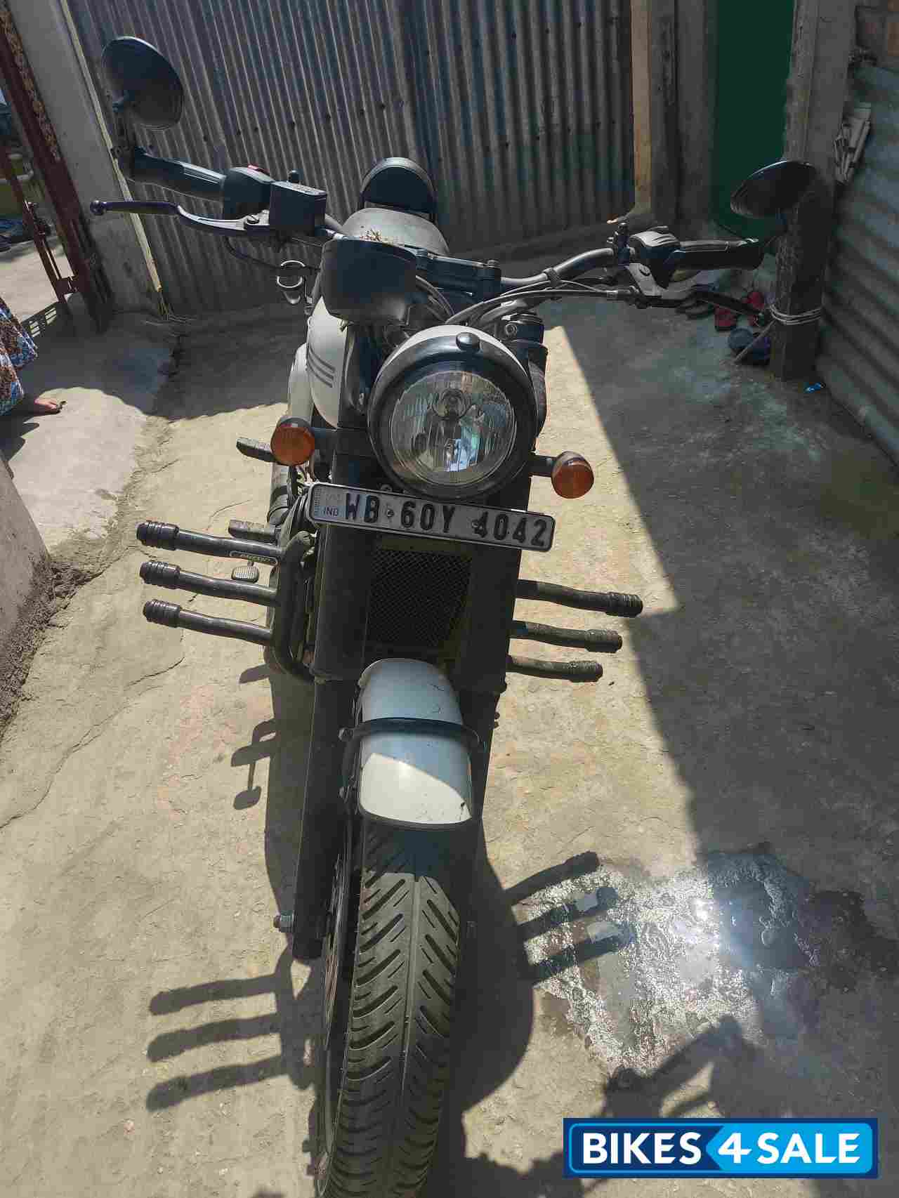 Jawa 42 Dual Channel ABS Sirius White