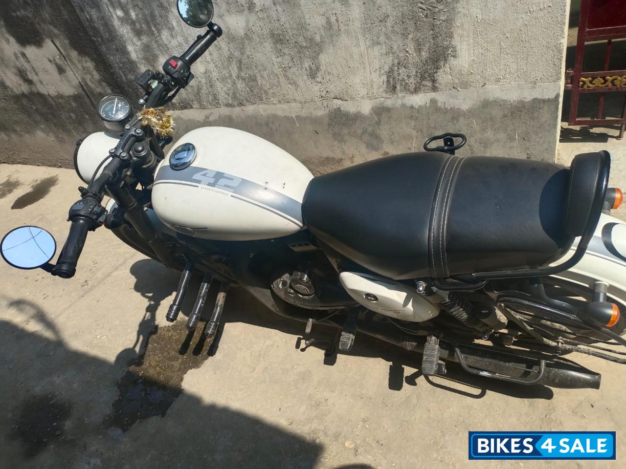 Jawa 42 Dual Channel ABS Sirius White