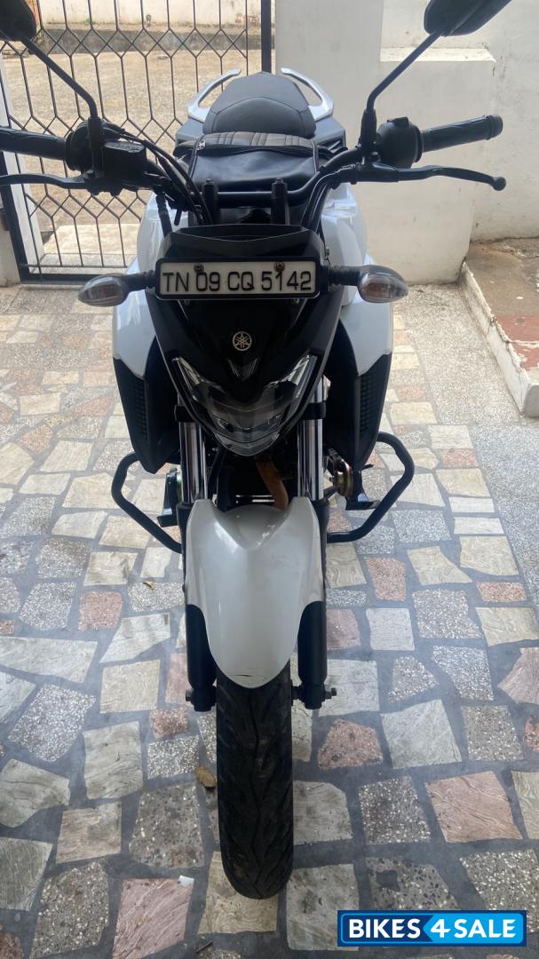 White Yamaha FZS 25