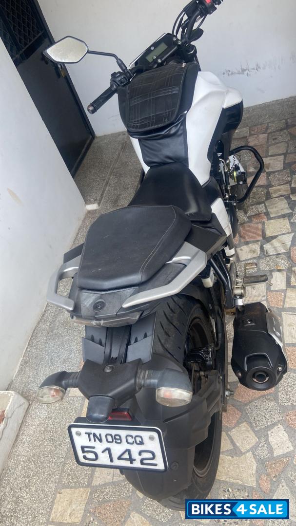 White Yamaha FZS 25