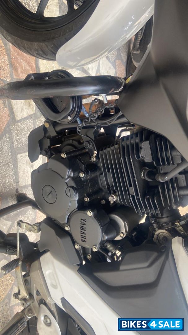 White Yamaha FZS 25