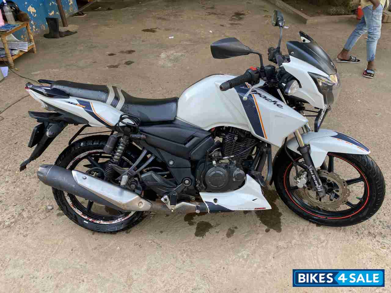 White TVS Apache RTR 160