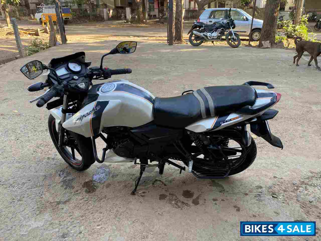 White TVS Apache RTR 160 White TVS Apache RTR 160