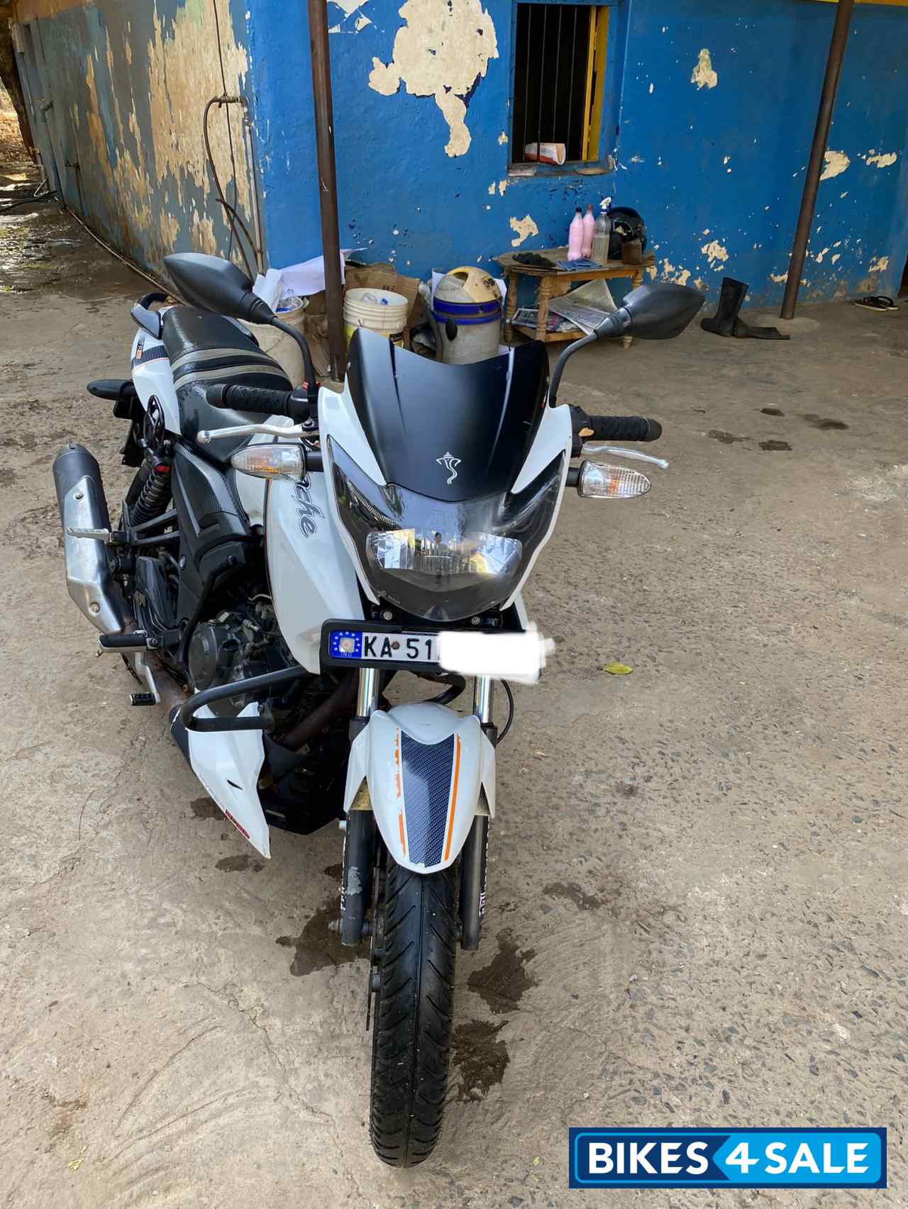 White TVS Apache RTR 160 White TVS Apache RTR 160