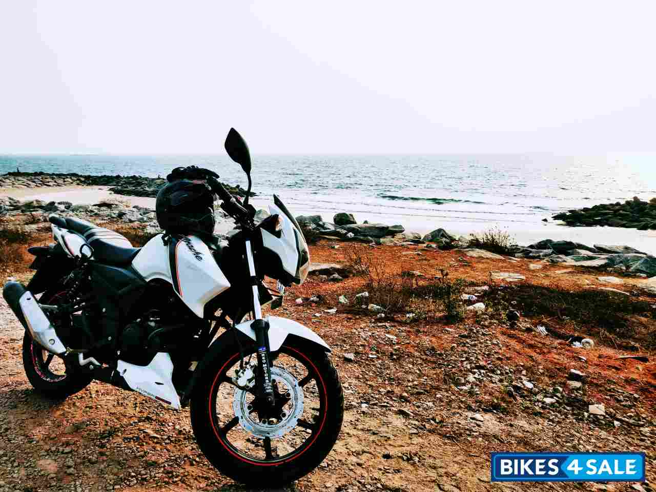 White TVS Apache RTR 160 White TVS Apache RTR 160