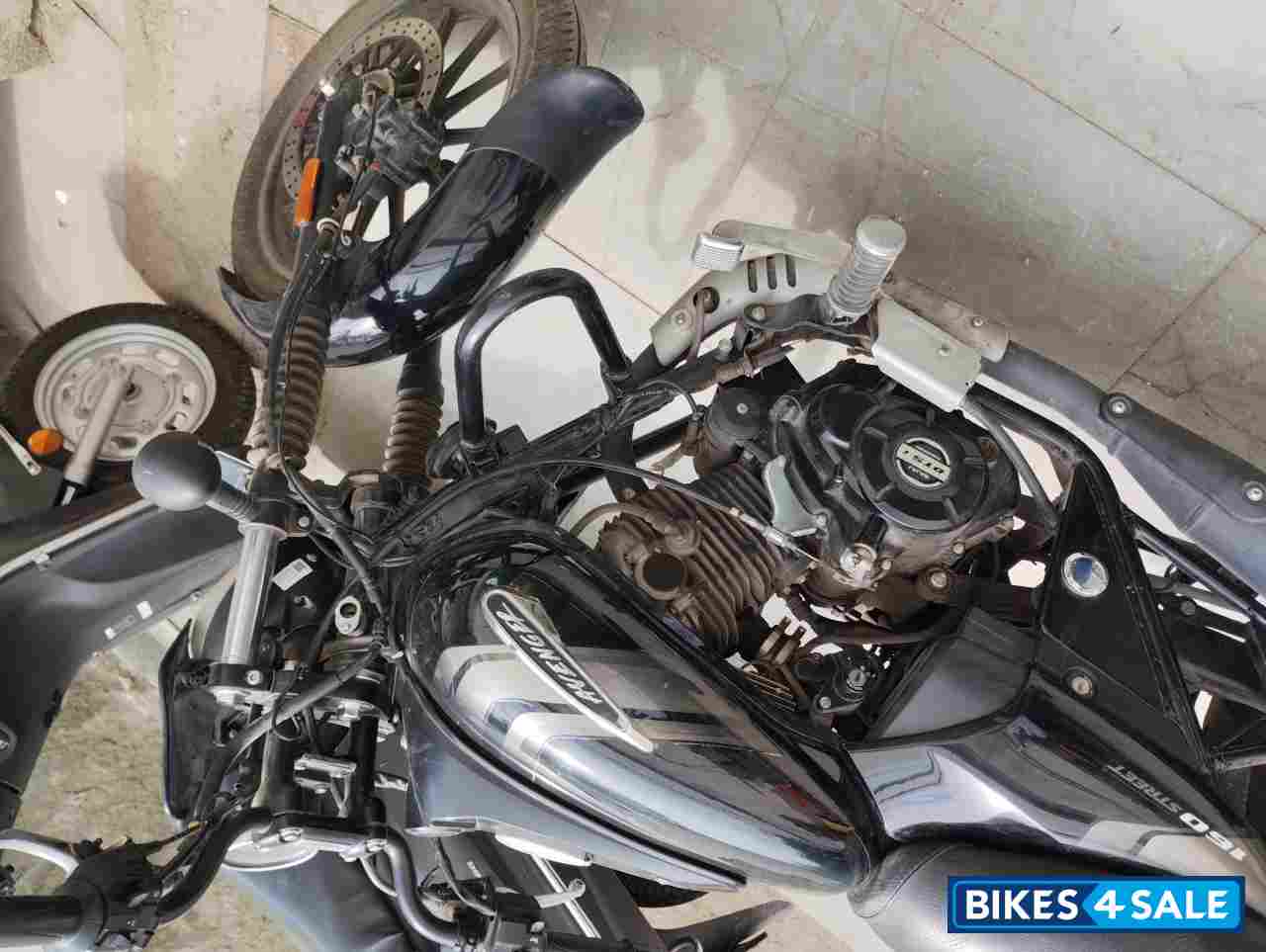 Ebony Black Bajaj Avenger Street 160 BS6