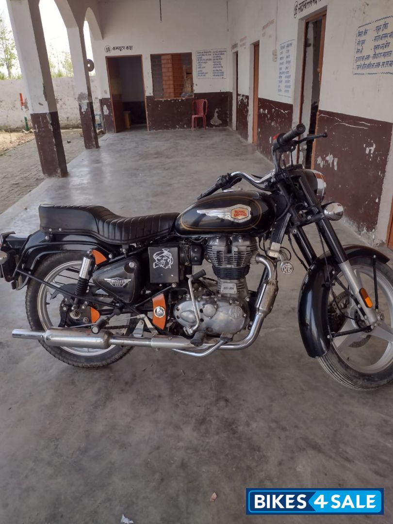 Black Royal Enfield Bullet Standard 350