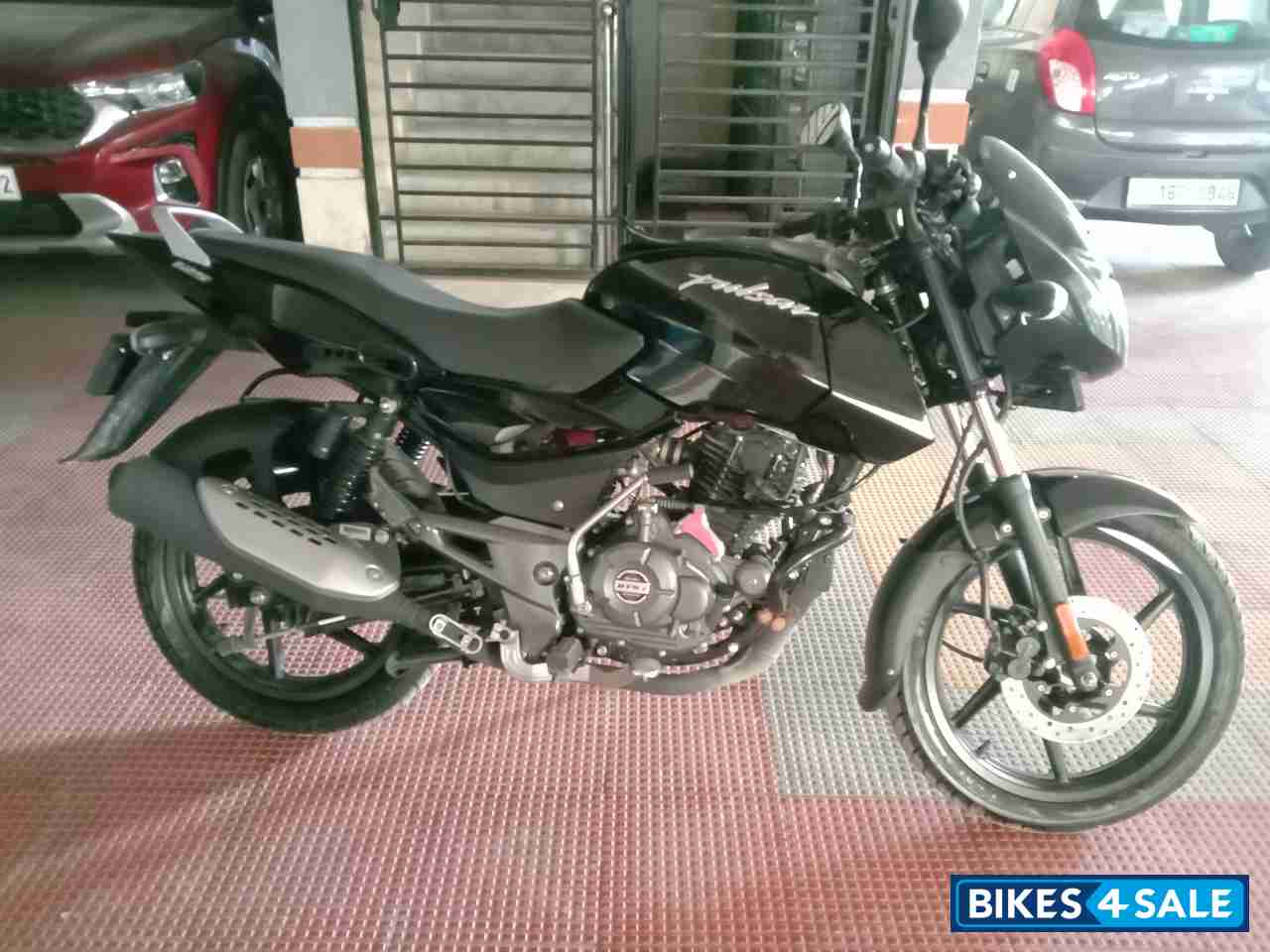 Black Bajaj Pulsar 125 Carbon Fibre Disc Single Seat