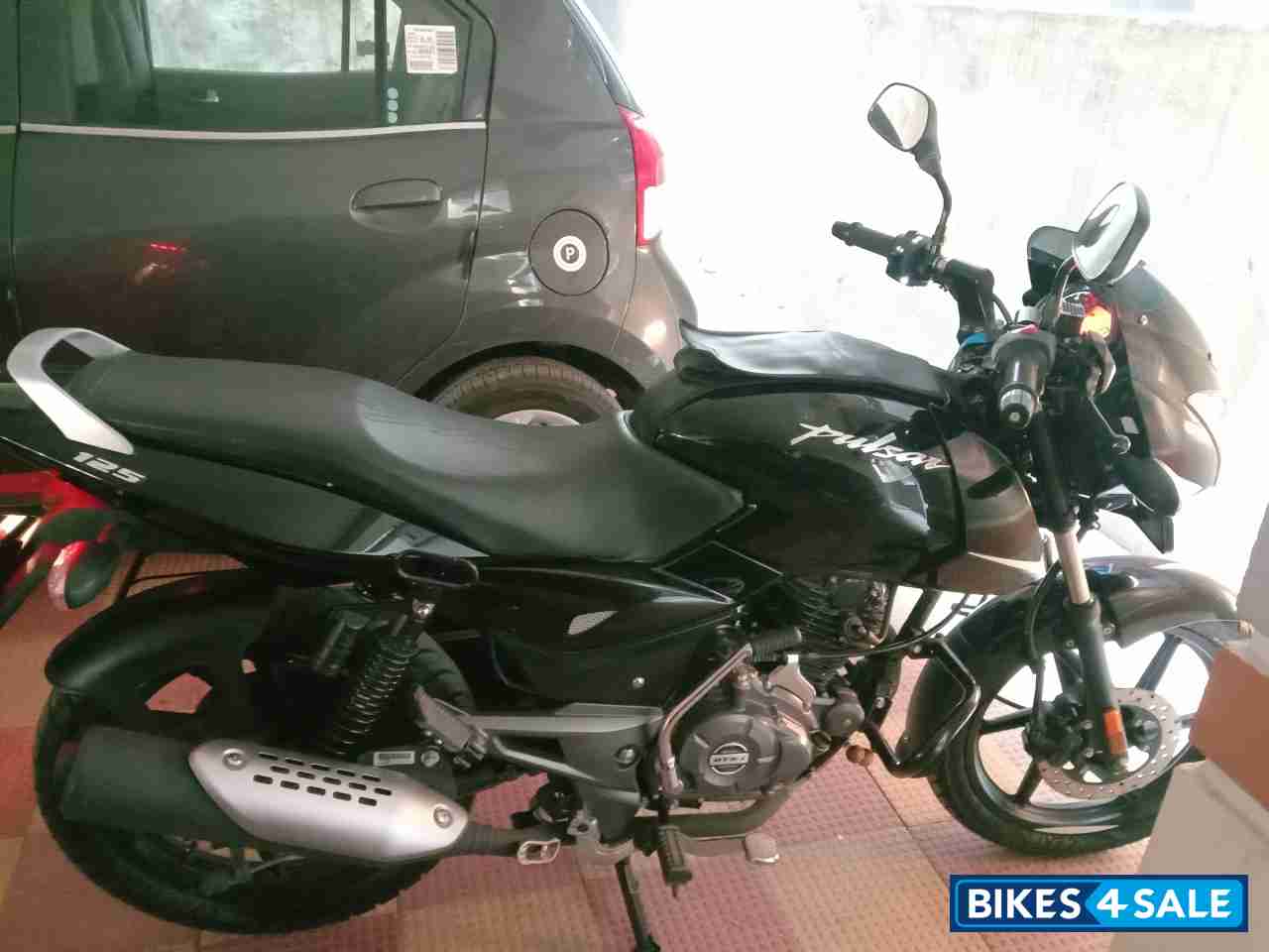 Black Bajaj Pulsar 125 Carbon Fibre Disc Single Seat