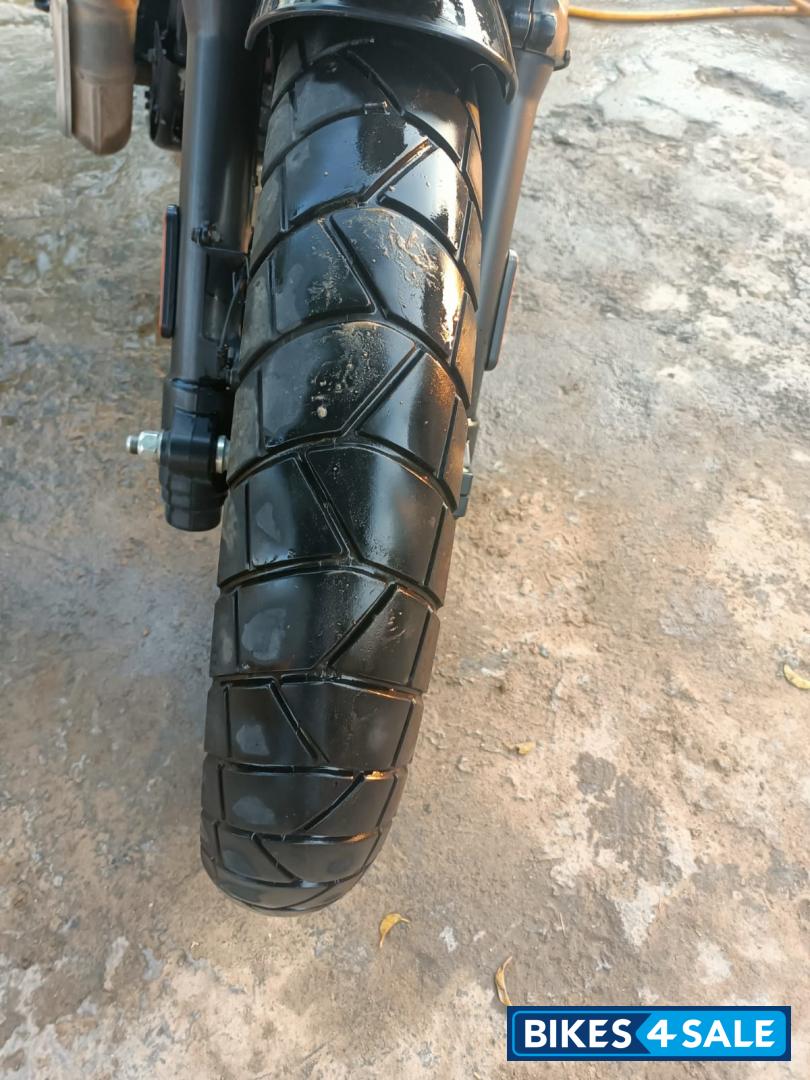 Yezdi Scrambler Single Tone