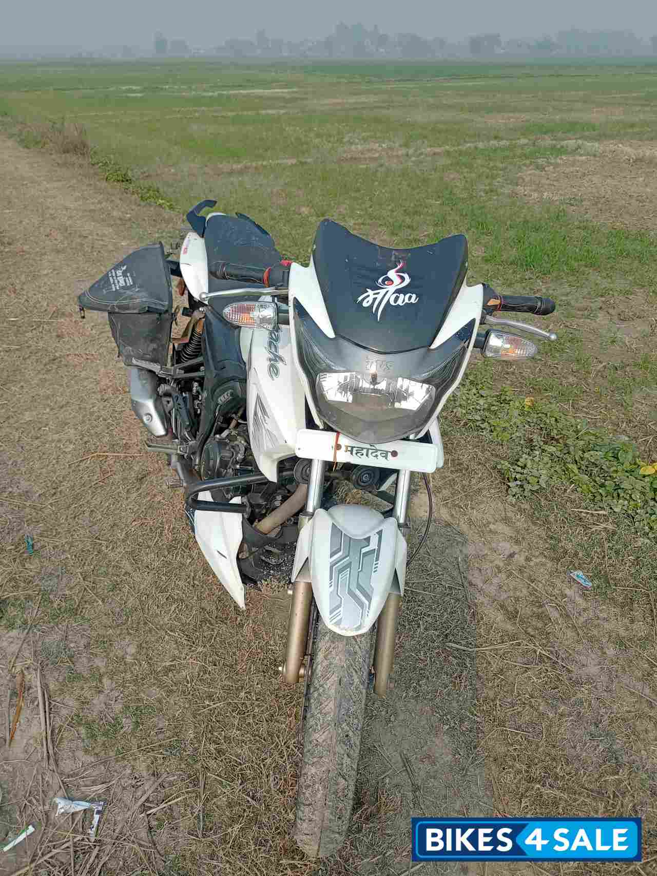 White TVS Apache RTR 180