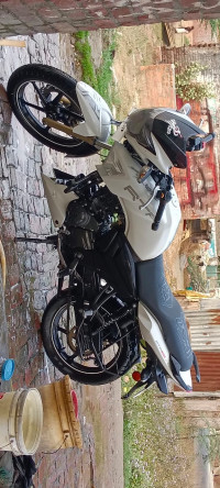 White TVS Apache RTR 180