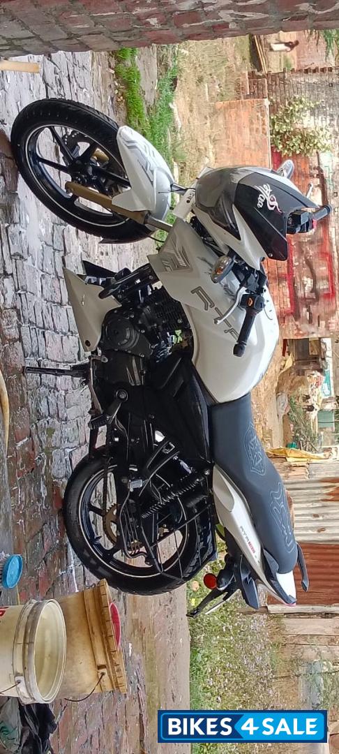 White TVS Apache RTR 180