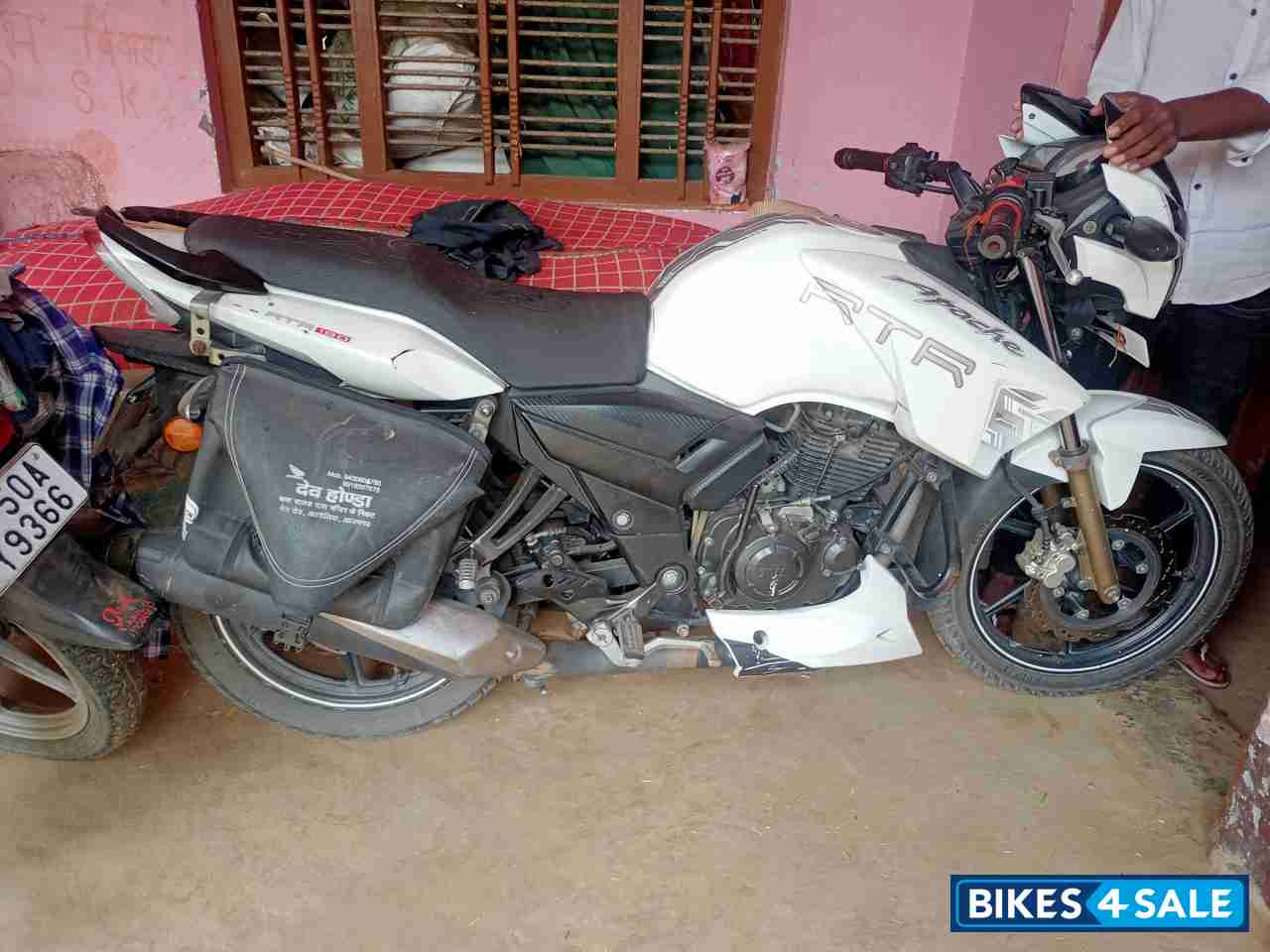 White TVS Apache RTR 180