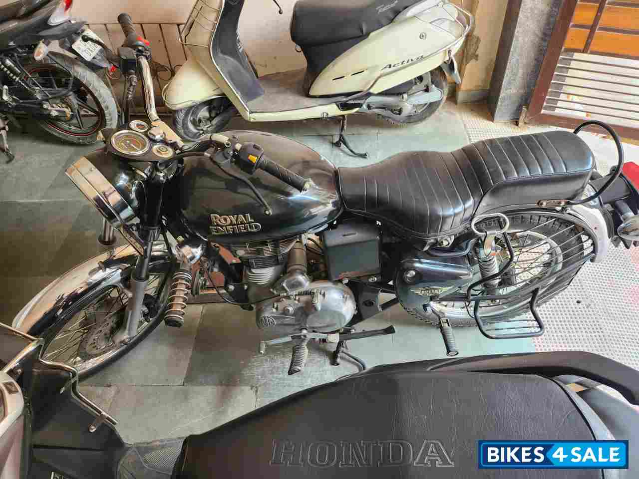 Black Royal Enfield Bullet Electra Twinspark