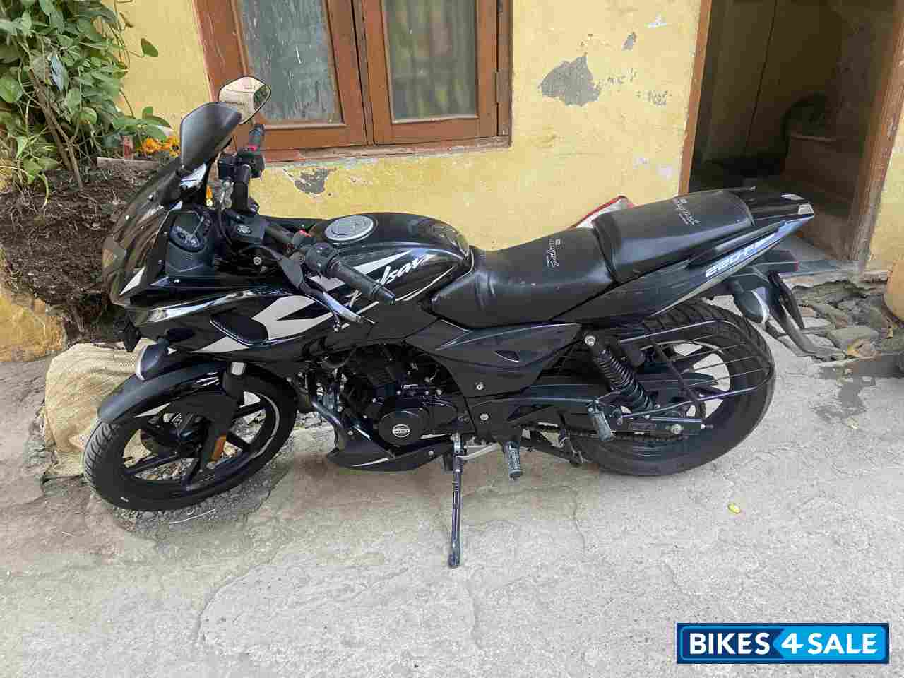 Black And Silver Bajaj Pulsar 220F BS6