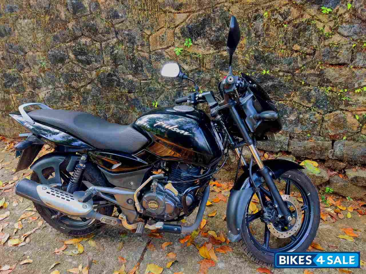 Black Bajaj Pulsar 125