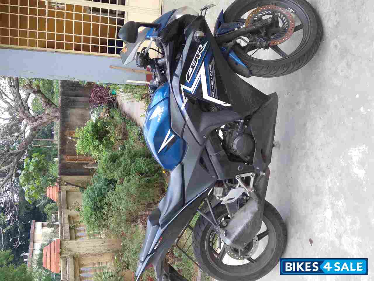 Athletic Blue-black. Honda CBR 150R