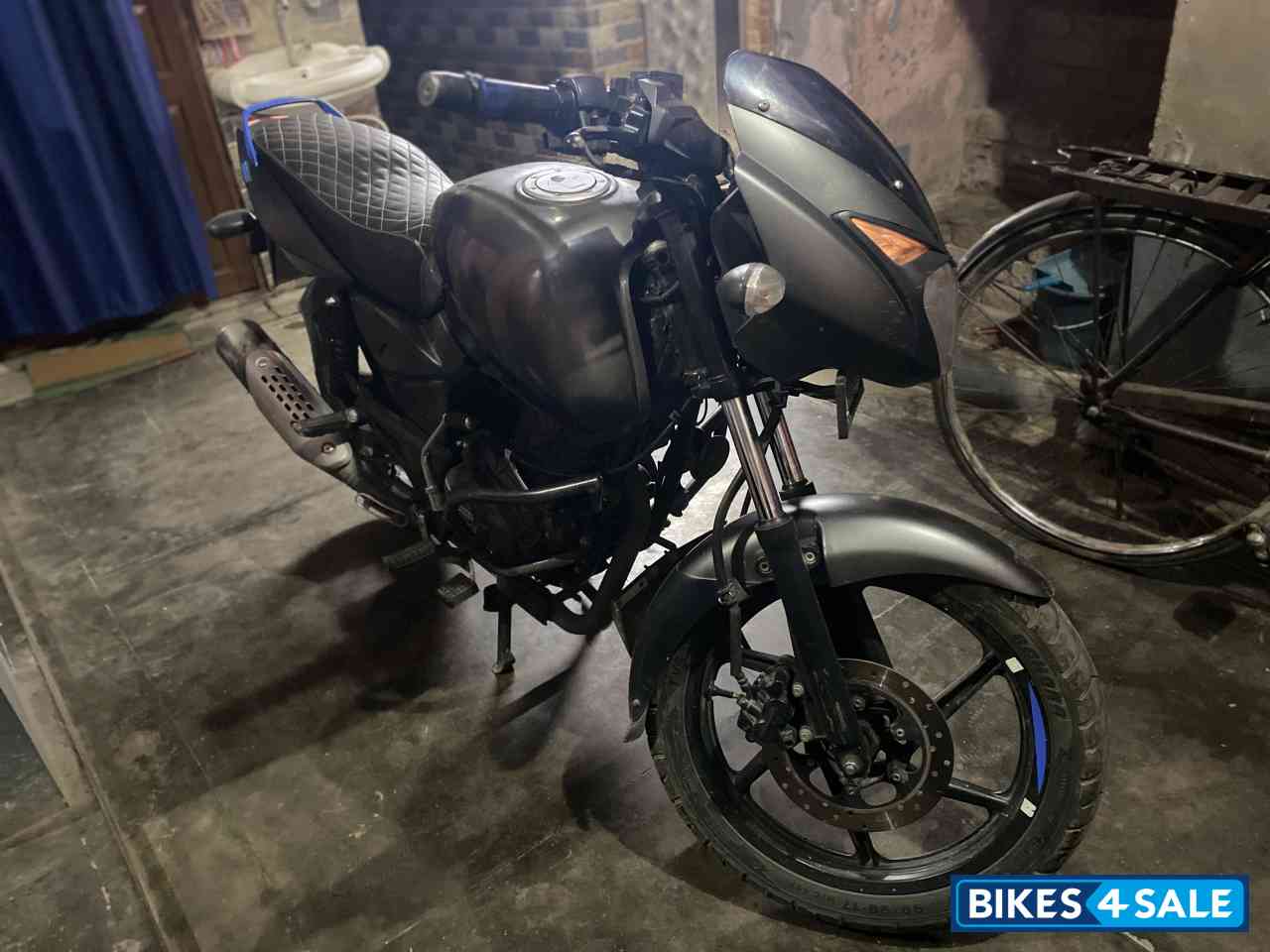 Bajaj Pulsar 125 Neon Disc Single Seat