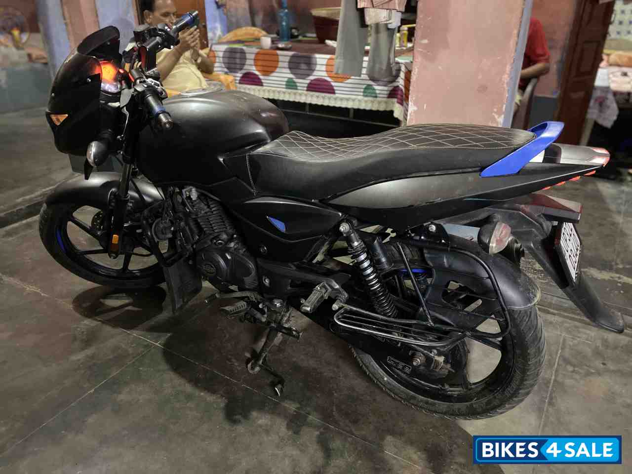 Bajaj Pulsar 125 Neon Disc Single Seat