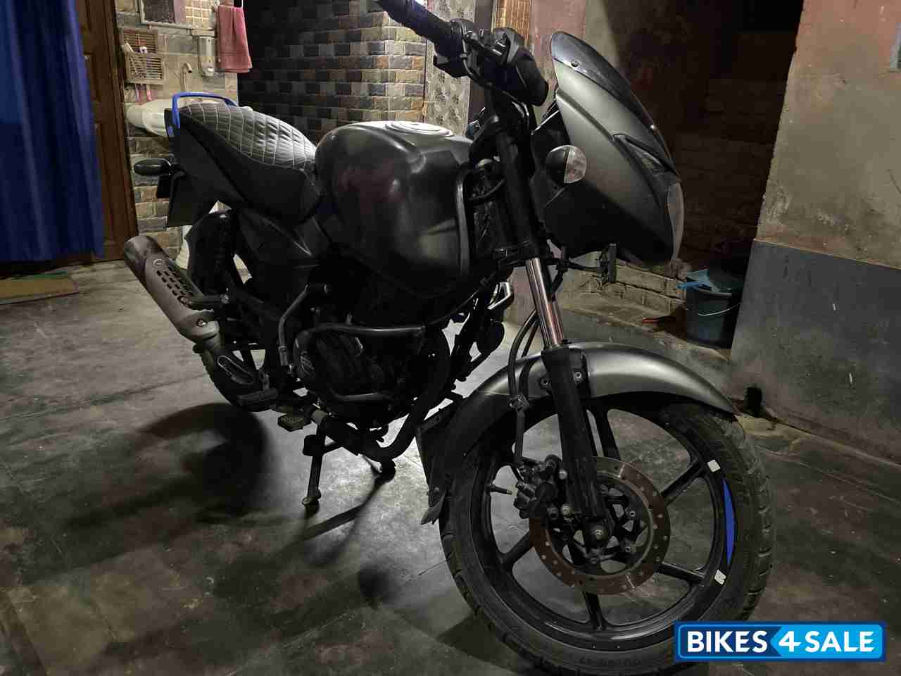 Bajaj Pulsar 125 Neon Disc Single Seat