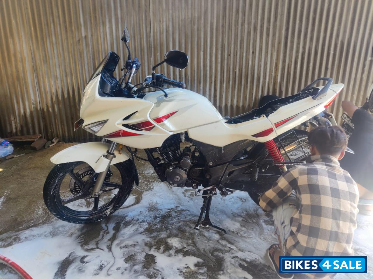 White Hero Karizma R