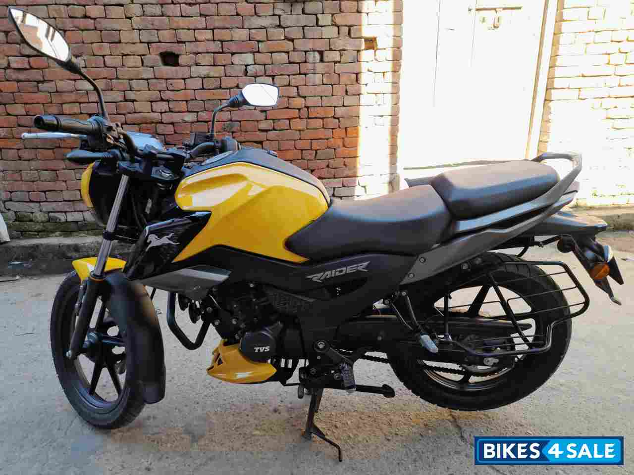 Yellow TVS Raider 125 Yellow TVS Raider 125