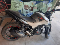 White Hero Xtreme 160R BS6